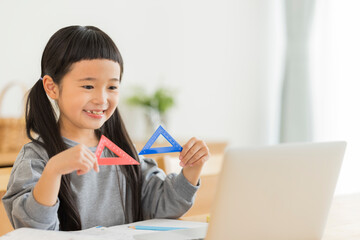 オンライン教育を受ける子供